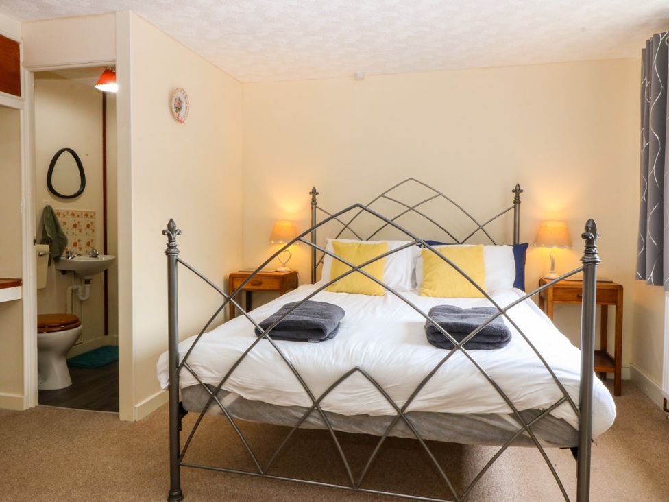 A bedroom with a bed and bathroom facilities at Tyr Felin near Trefor