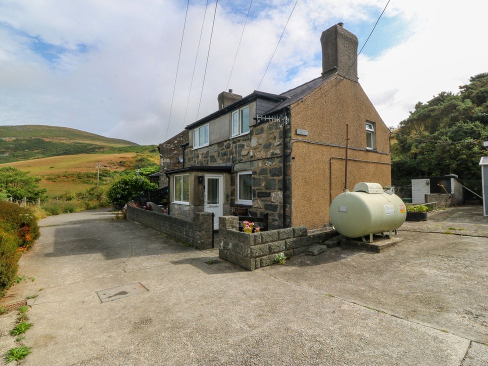 A house with a garden and a fuel tank at Tyr Felin near Trefor