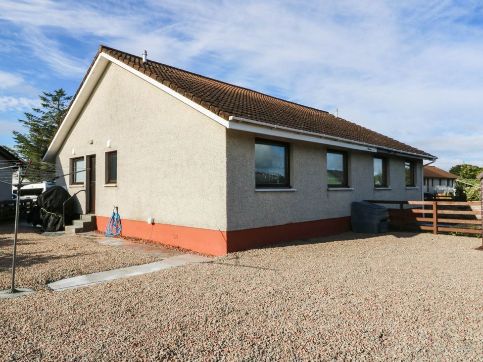 A house with a garden hose and gravel in an outdoor area at 7 Creag Ruadh in Laxdale near Stornoway
