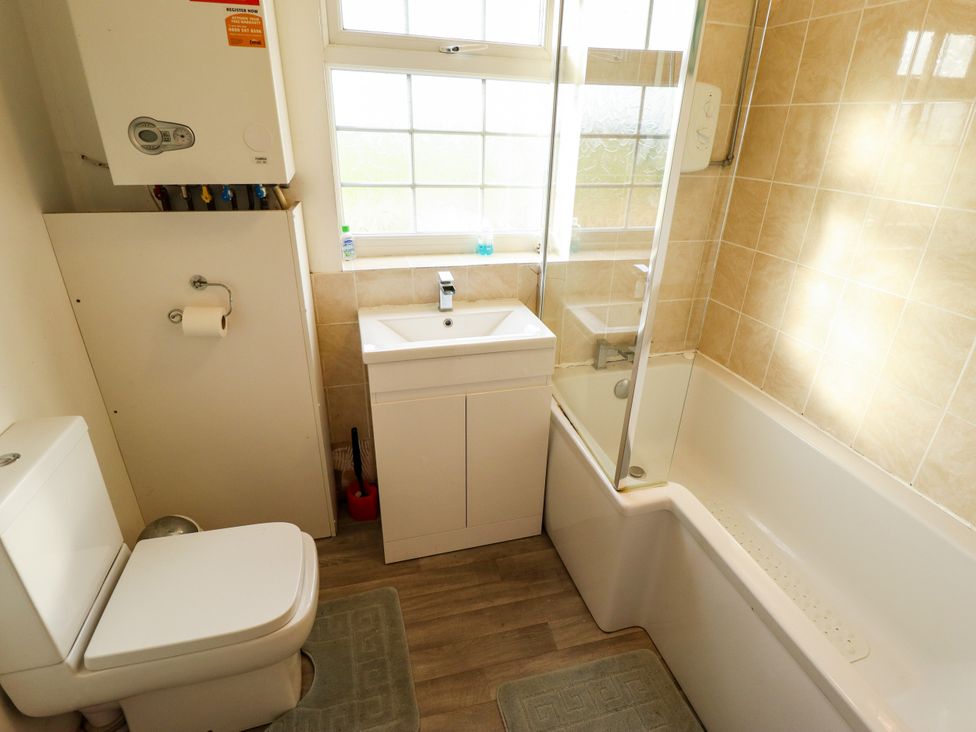 A bathroom featuring a sink, toilet, and bathtub at Holiday Cottage 1 in Skegness