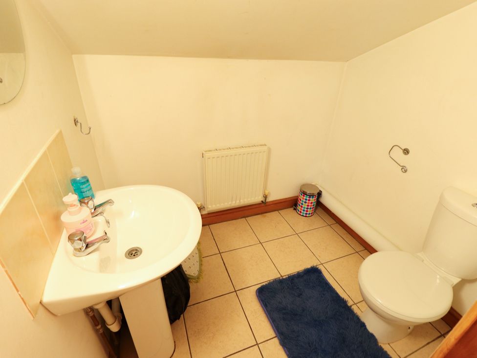 A bathroom with a wash basin and toilet at Holiday Cottage 2 in Skegness