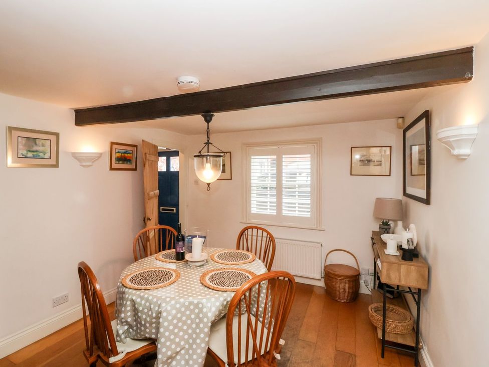 A dining room with a table and chairs at Cobblers Cottage in Southwold