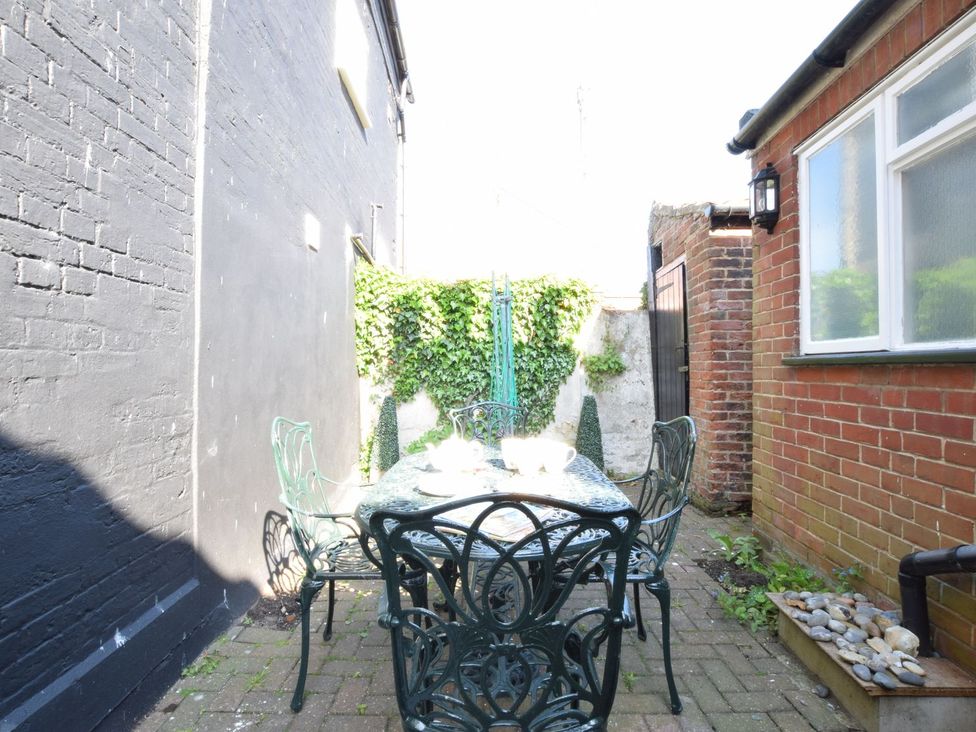 A garden with a table and chairs at Cobblers Cottage Southwold