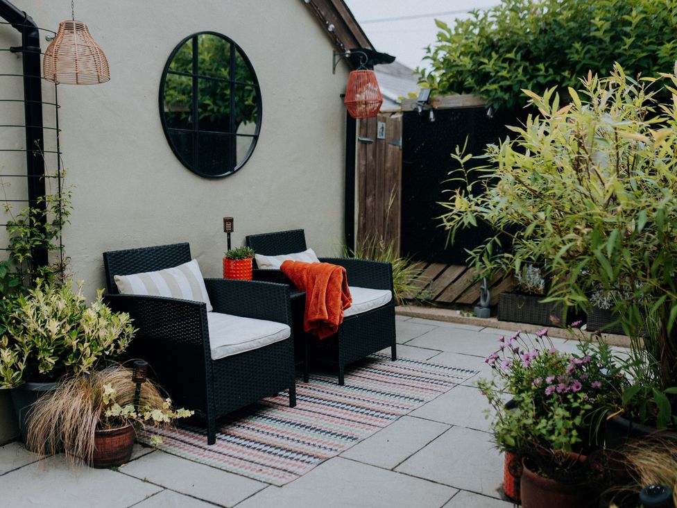 A garden with chairs and plants at TyCosy in St Davids