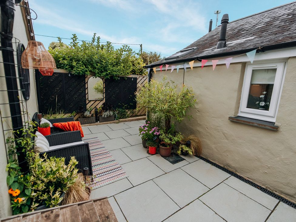 An outdoor area with furniture and plants at TyCosy in St Davids