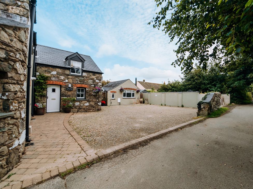 A house and driveway with gravel at TyCosy in St Davids