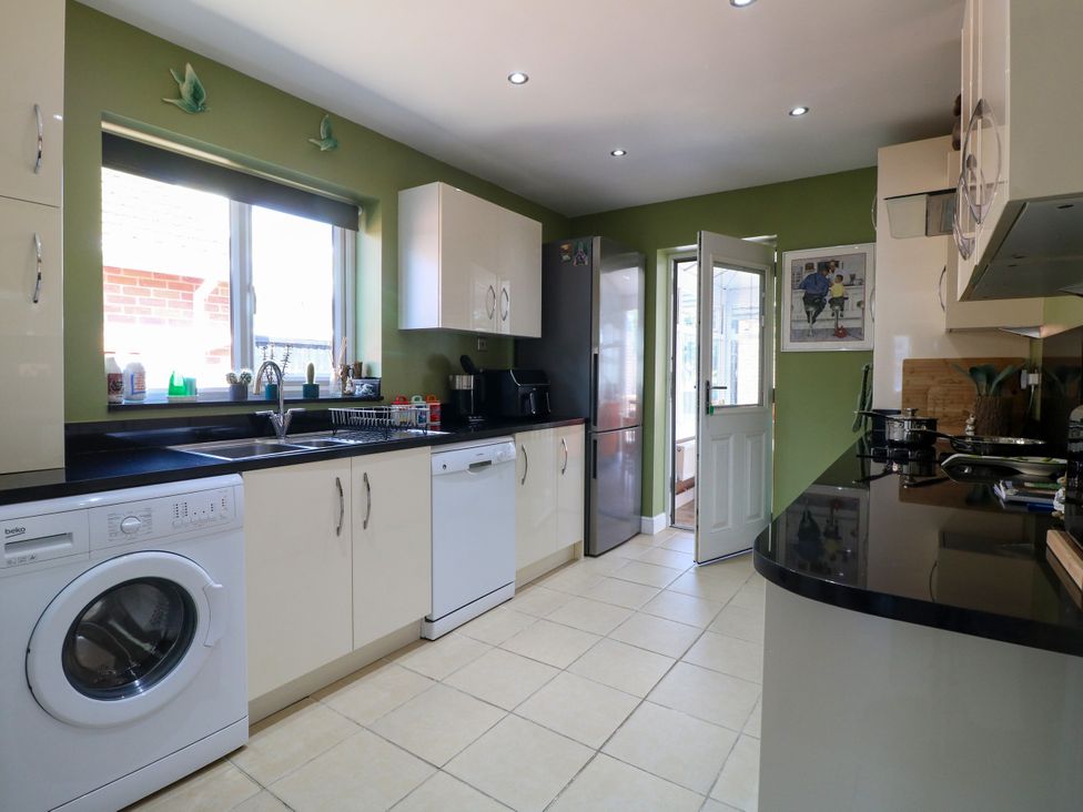 A kitchen with appliances and countertop at Pinecote Cottage in Nottingham