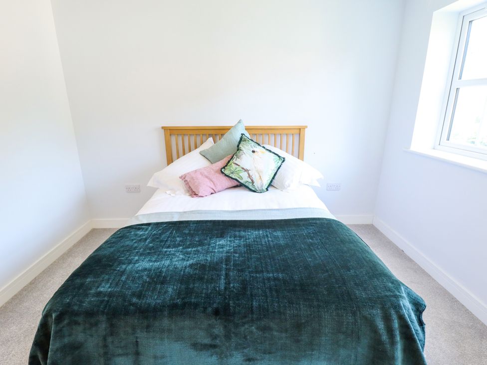 A bedroom with a bed and decorative pillows at Burton Fields in Brandesburton