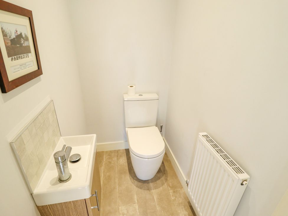 A bathroom with a toilet and wash basin at Burton Fields in Brandesburton