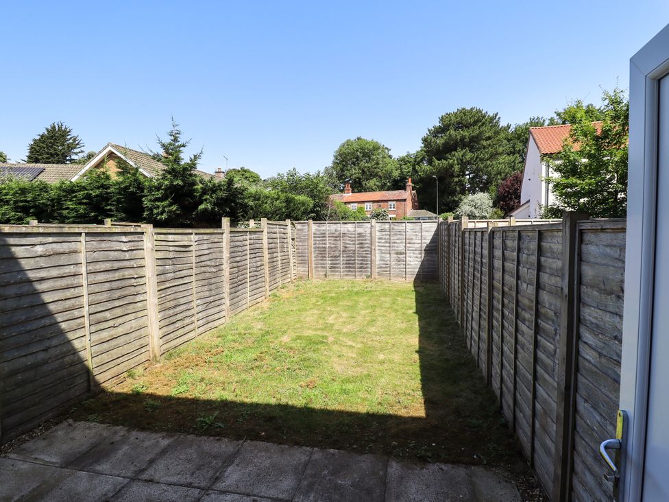 A garden with grass and wooden fence at Burton Fields in Brandesburton