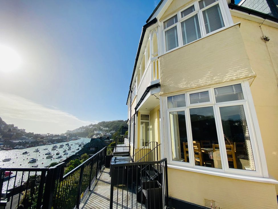 A house with balcony and view of boats at Nesden House in Looe