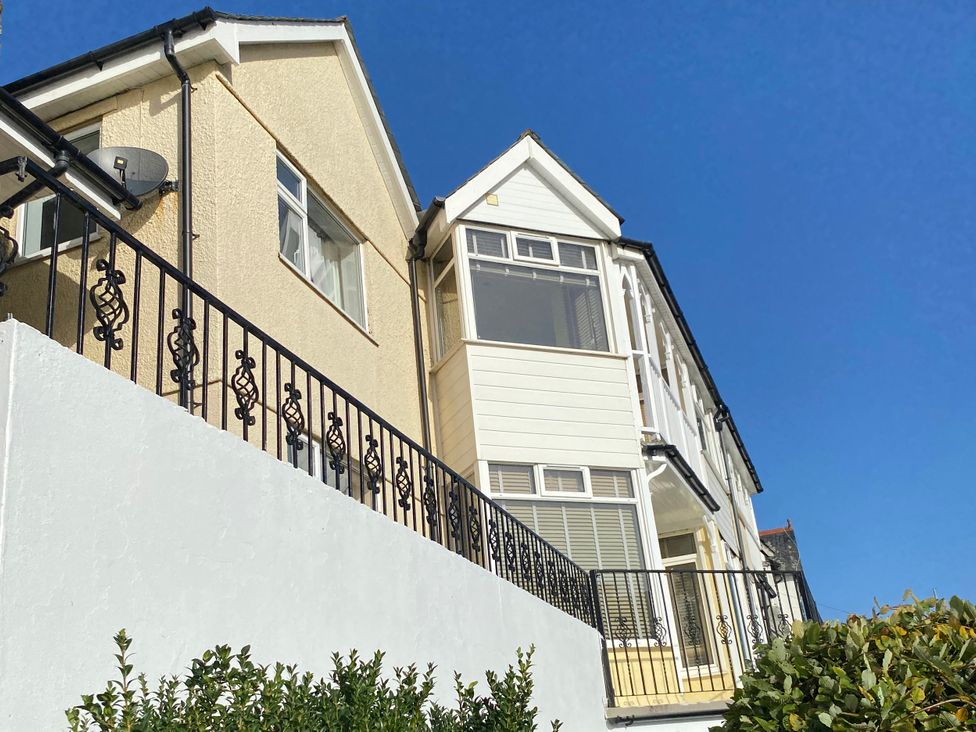 A house with balcony and plants at Harbour Lodge in Looe