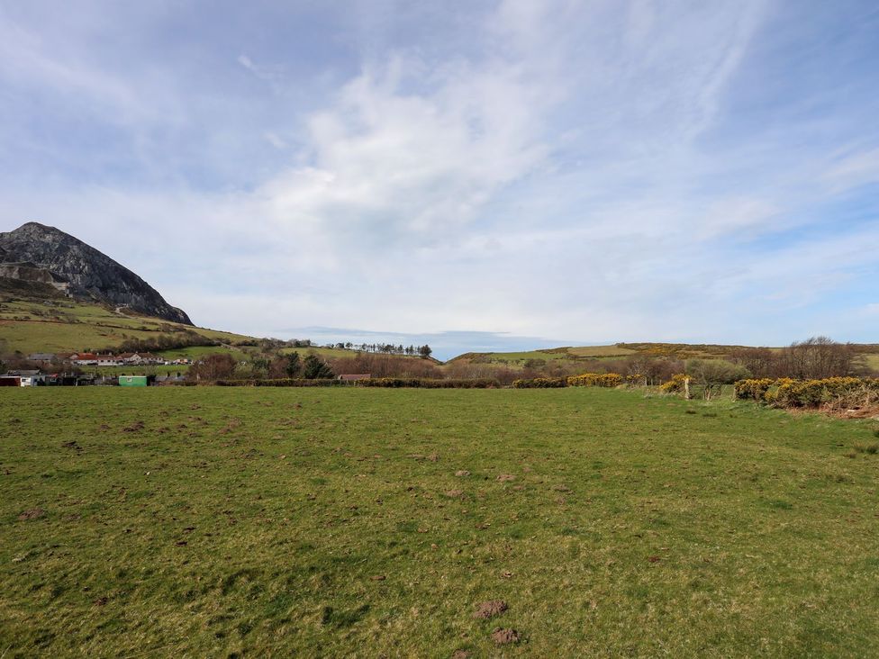 A landscape with a mountain and grass field at Riverside Cottage in Caernarfon