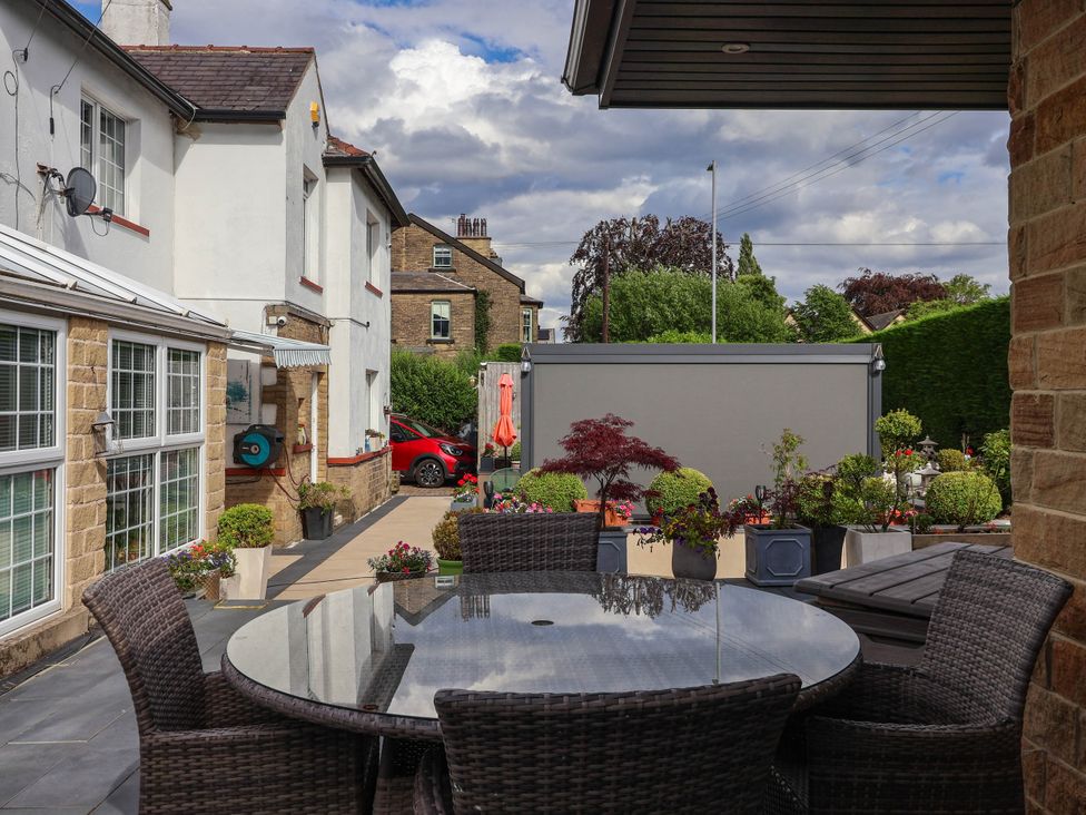 A garden with a table and chairs at The Annexe in Shipley
