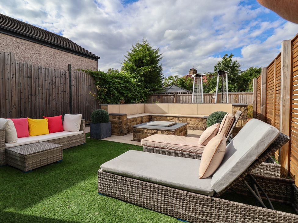A garden with seating and a table at The Annexe in Shipley