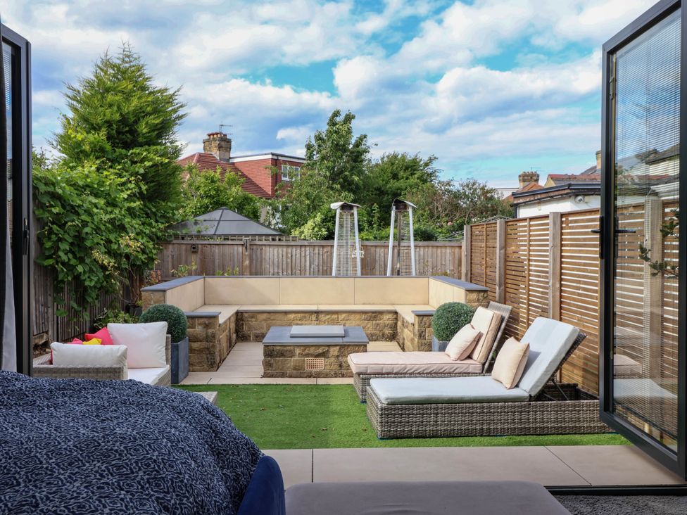 A garden with outdoor seating and a coffee table at The Annexe in Shipley