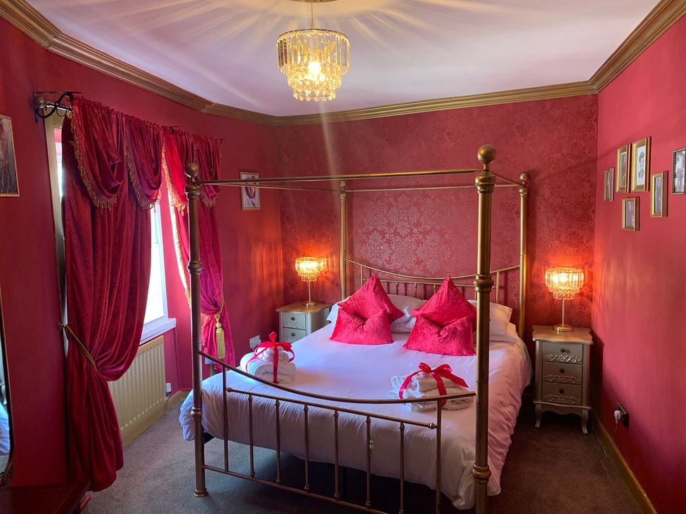 A bedroom with a four-poster bed at Downton II in Alnwick