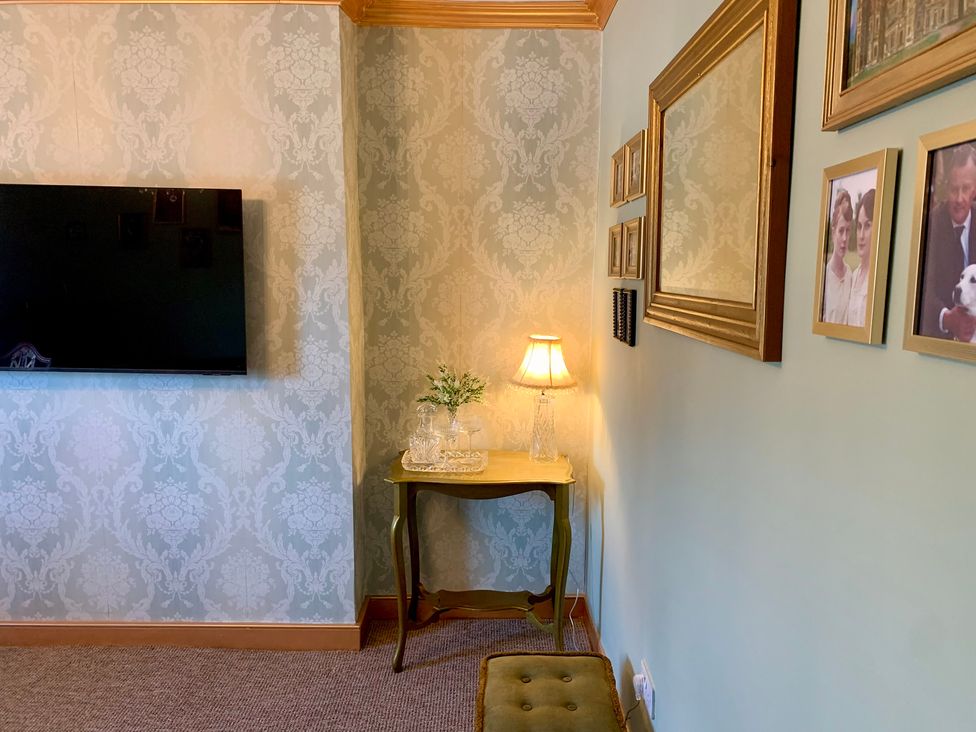 A living room with a television and a lamp on a table at Downton II in Alnwick