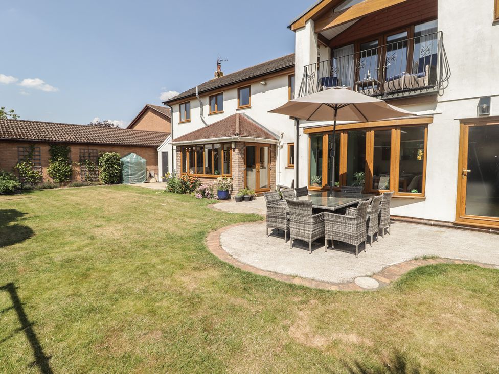 A garden with an outdoor seating set at Ty Traeth in Porthcawl