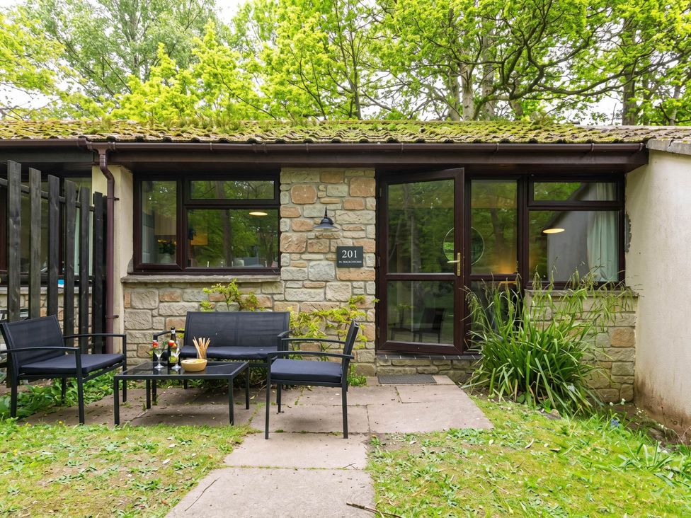 An outdoor seating area with chairs and table at Painters Cottage 2Bed Chalet Free Leisure Passes Near St Ives