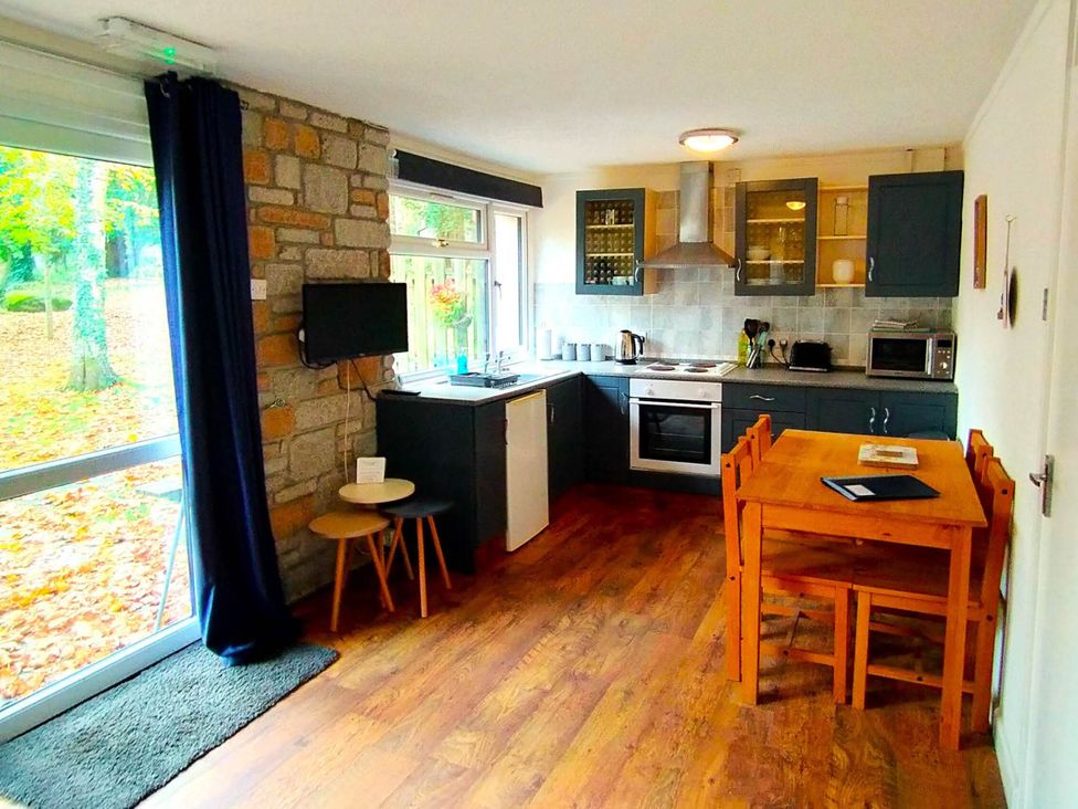 A kitchen with a table and chairs at Painters Cottage 2Bed Chalet Free Leisure Passes near St Ives