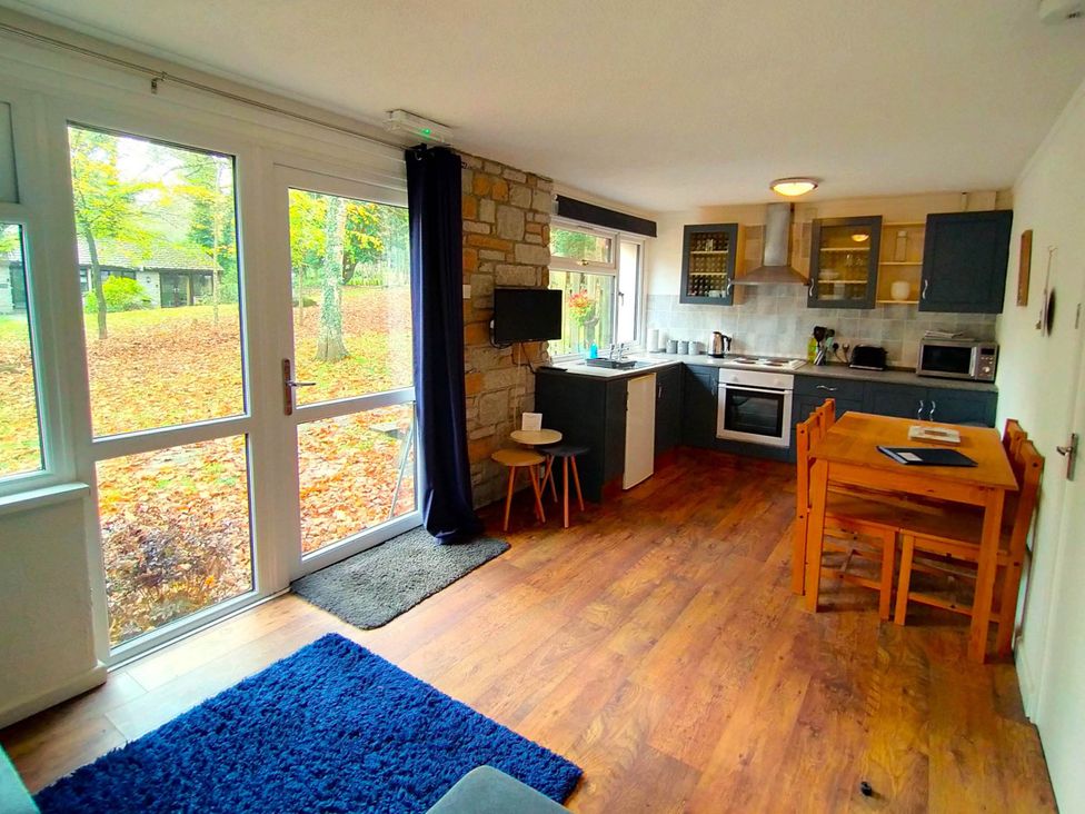 A kitchen with a dining table and chairs at Painters Cottage 2Bed Chalet Free Leisure Passes Near St Ives