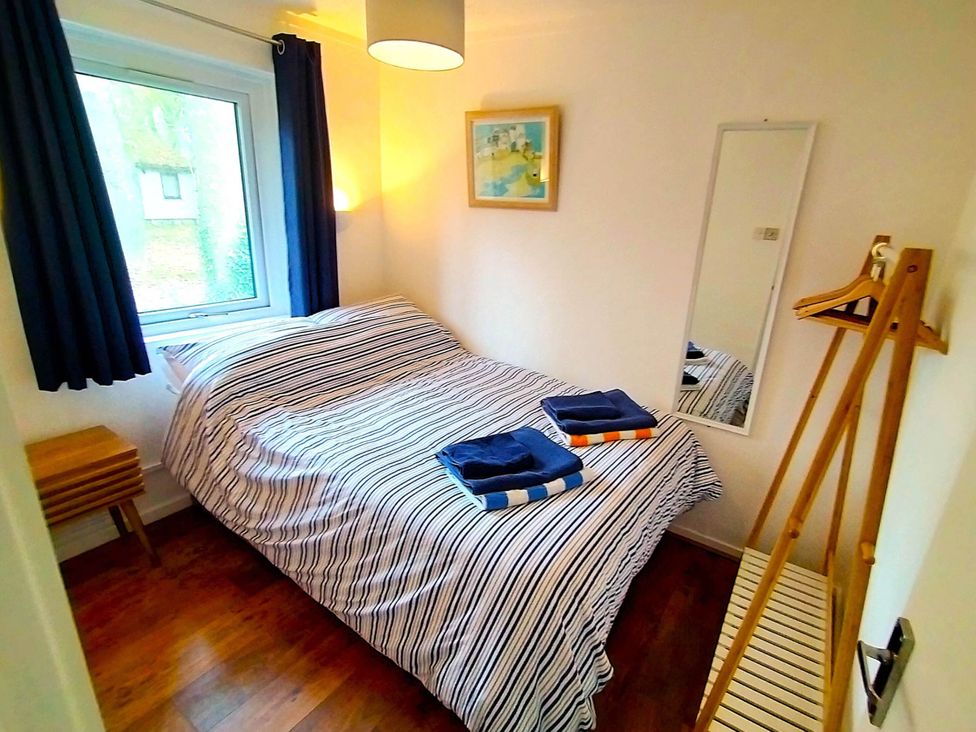 A bedroom with a bed and window at Painters Cottage 2Bed Chalet Free Leisure Passes Near St Ives