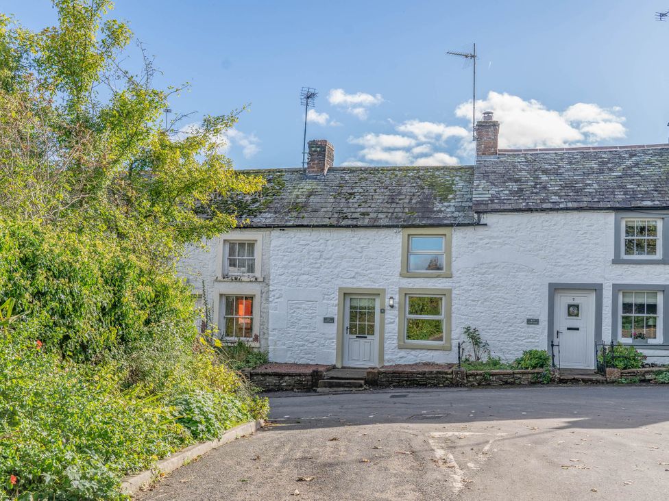 A cottage exterior view with garden at Cosy cottage near scenic walks and country pub in Penrith