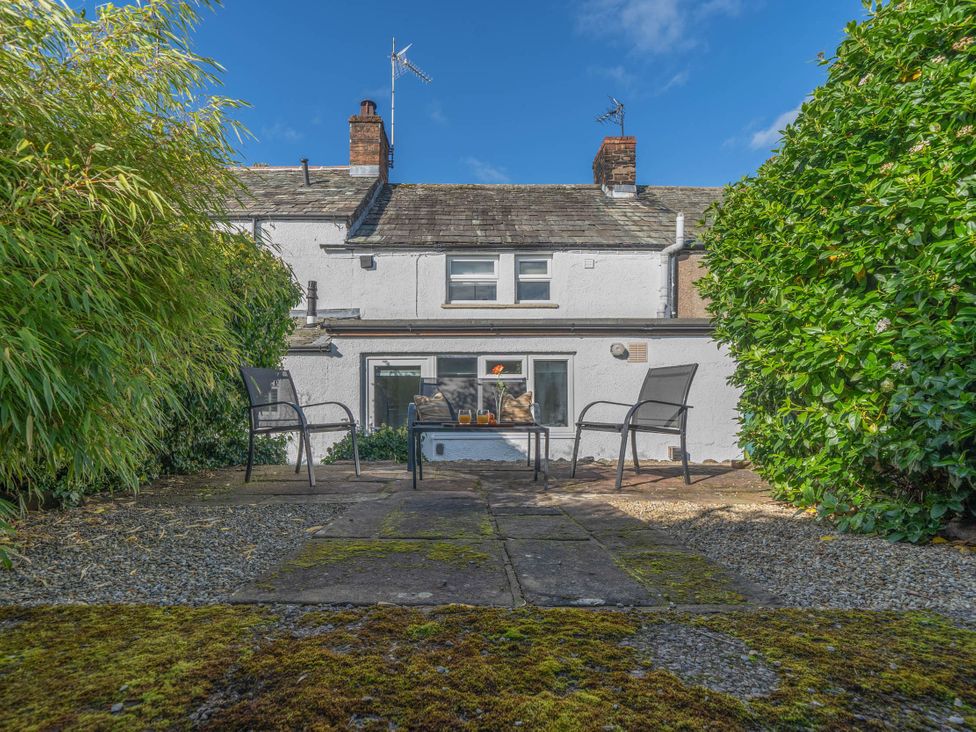 A garden with chairs and a table at Cosy cottage near scenic walks and country pub in Penrith