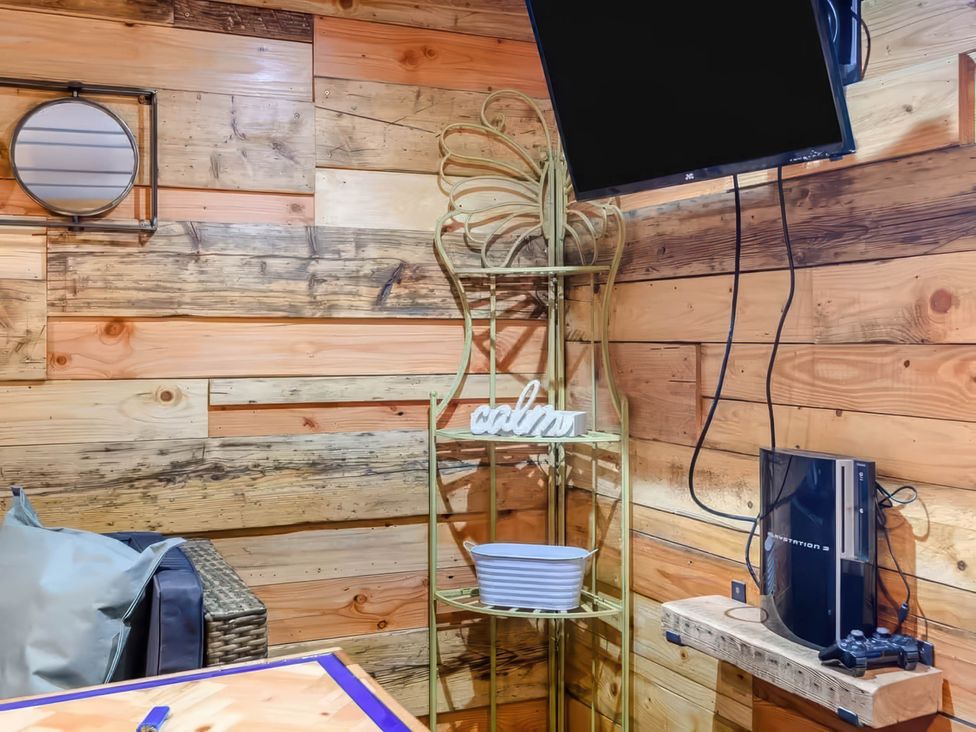A snug with a television and gaming console at Luxury 2 bedroom Lodge in rural lincolnshire, Kirton