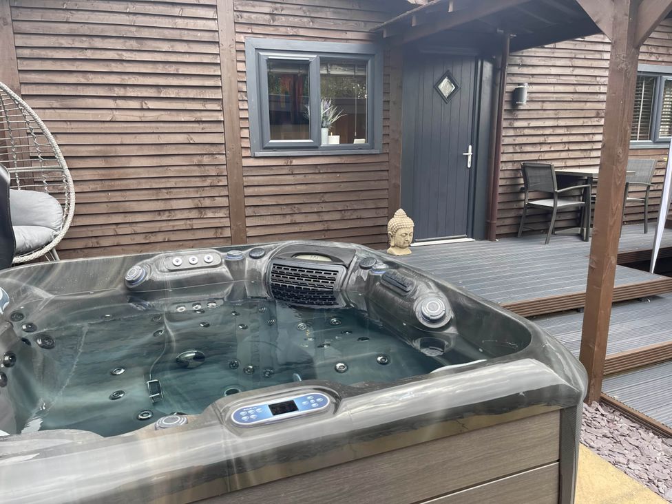A hot tub and outdoor seating area at Luxury 2 bedroom Lodge in rural lincolnshire Kirton