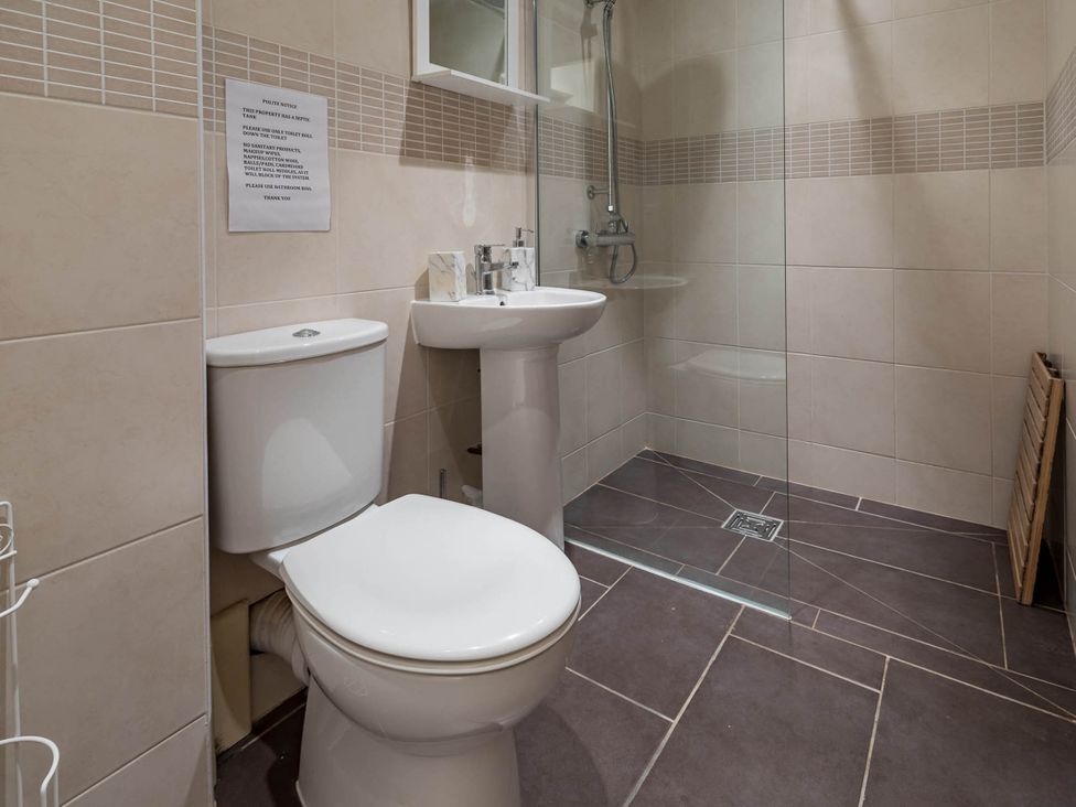 A bathroom with a shower, toilet, and sink at The Old Barn in Manchester