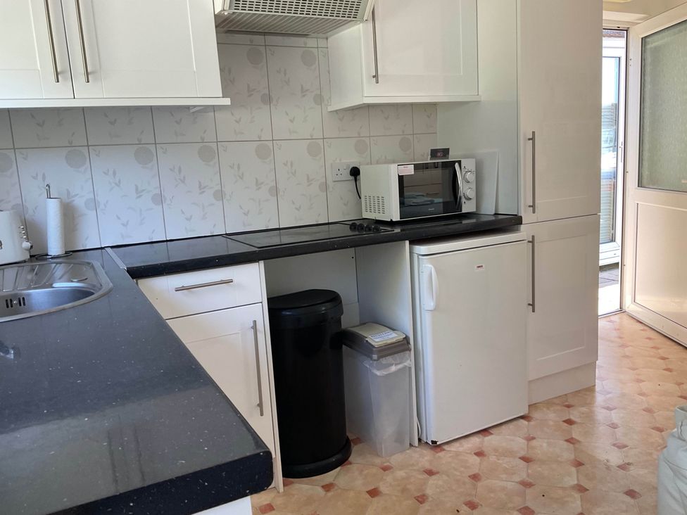 A kitchen with cupboards and appliances at Bungalow Sleeps 2 Parking in Newquay