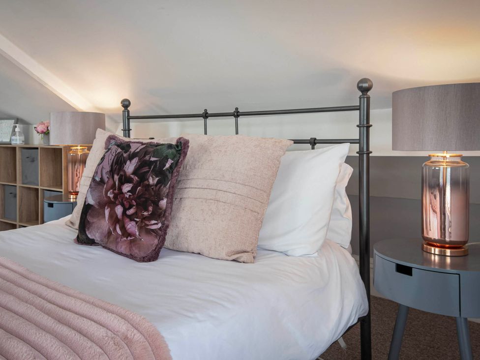 A bedroom with a bed and bedside lamps at Cottage Sleeps4 PetFriendly Garden ByBeach in Lytham St Annes