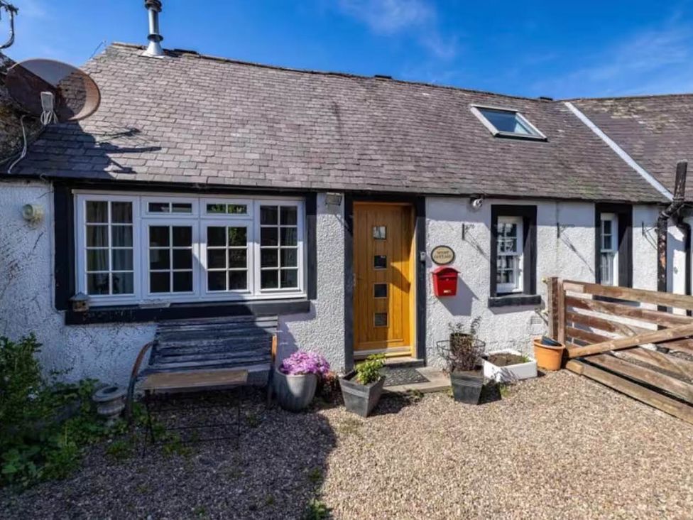 An exterior view of a cottage with a door and windows at 2 Bed Cottage Sleeps 4 Parking Wifi Darnick