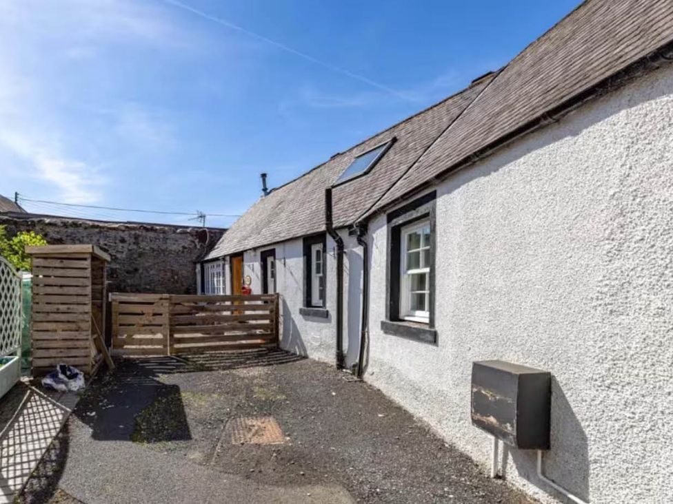 An outdoor area with a fence and pathway at 2 Bed Cottage Sleeps 4 Parking Wifi Darnick