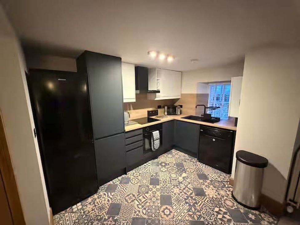 A kitchen with cabinets and appliances at 2 Bed Cottage Sleeps 4 Parking Wifi Darnick