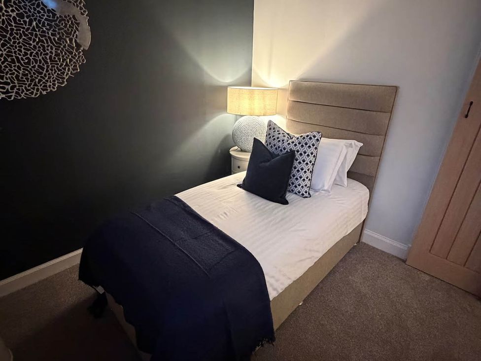 A bedroom with a single bed and bedside lamp at 2 Bed Cottage Sleeps 4 Parking Wifi Darnick