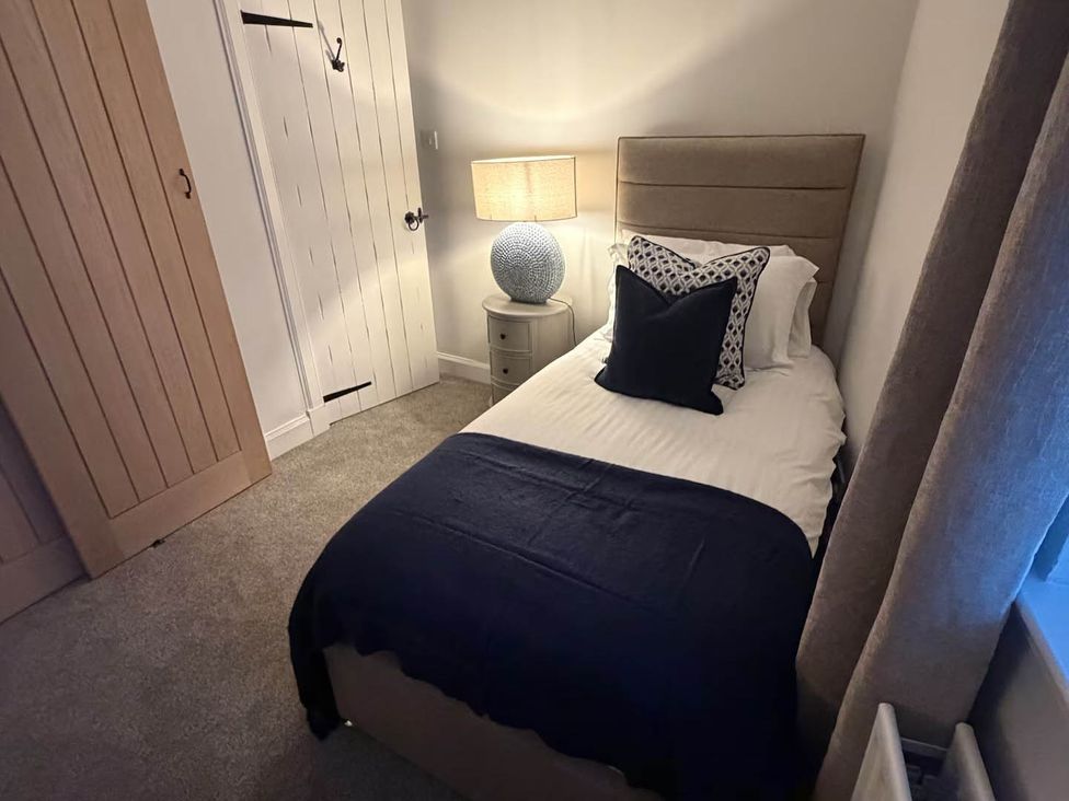 A bedroom with a single bed and a light lamp at 2 Bed Cottage Sleeps 4 Parking Wifi Darnick