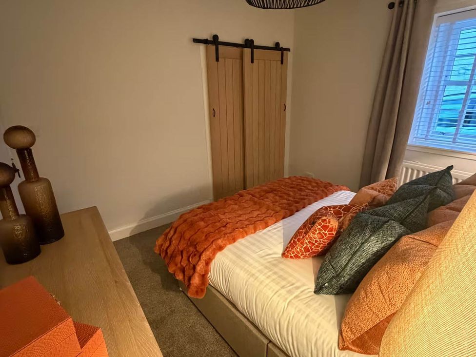 A bedroom with a bed and decorative pillows at 2 Bed Cottage Sleeps 4 Parking Wifi Darnick