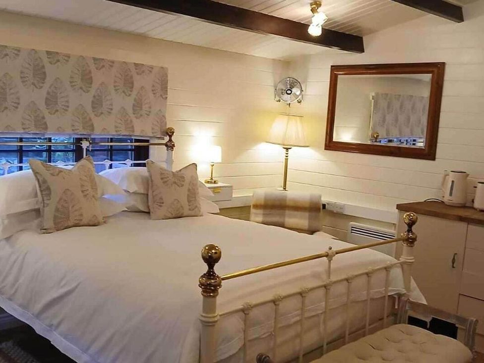 A bedroom with a bed, lamp, and mirror at 1 Bed Lodge Southampton Sleeps 2 Parking Southampton