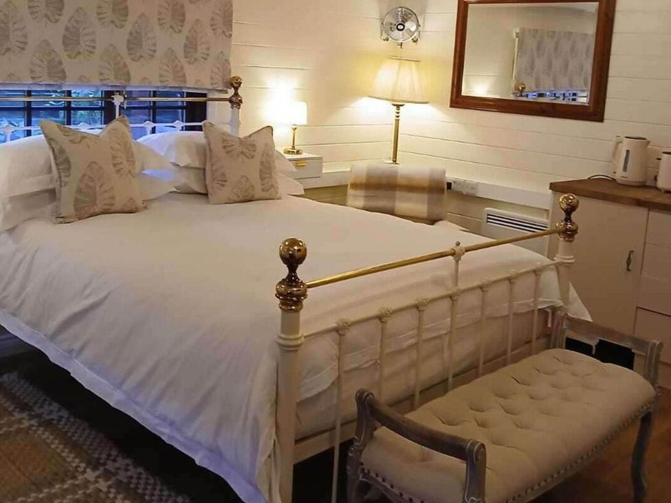 A bedroom with a bed and bedside table at 1 Bed Lodge Southampton Sleeps 2 Parking Southampton