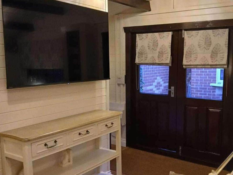A living room with a television and console table at 1 Bed Lodge Southampton Sleeps 2 Parking Southampton