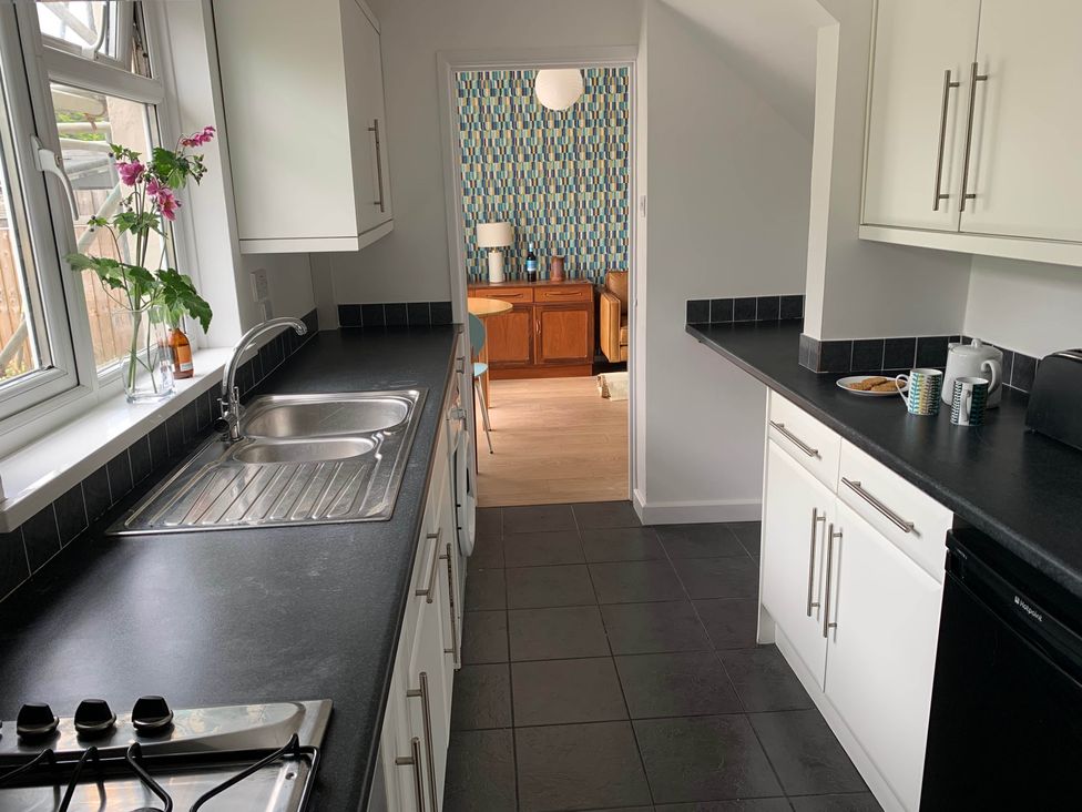 A kitchen with countertop and sink at 2 Bed Sleeps 4 Parking Pets 10 min walk to Beach, Falmouth