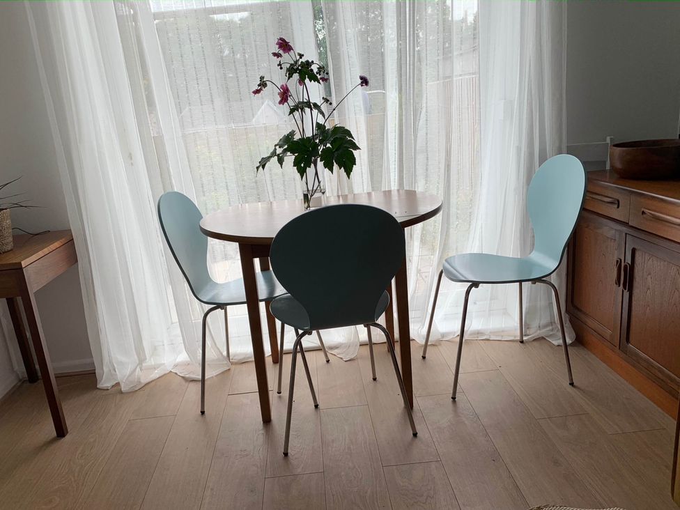 A dining room with a table and chairs at 2 Bed Sleeps 4 Parking Pets 10 min walk to Beach Falmouth