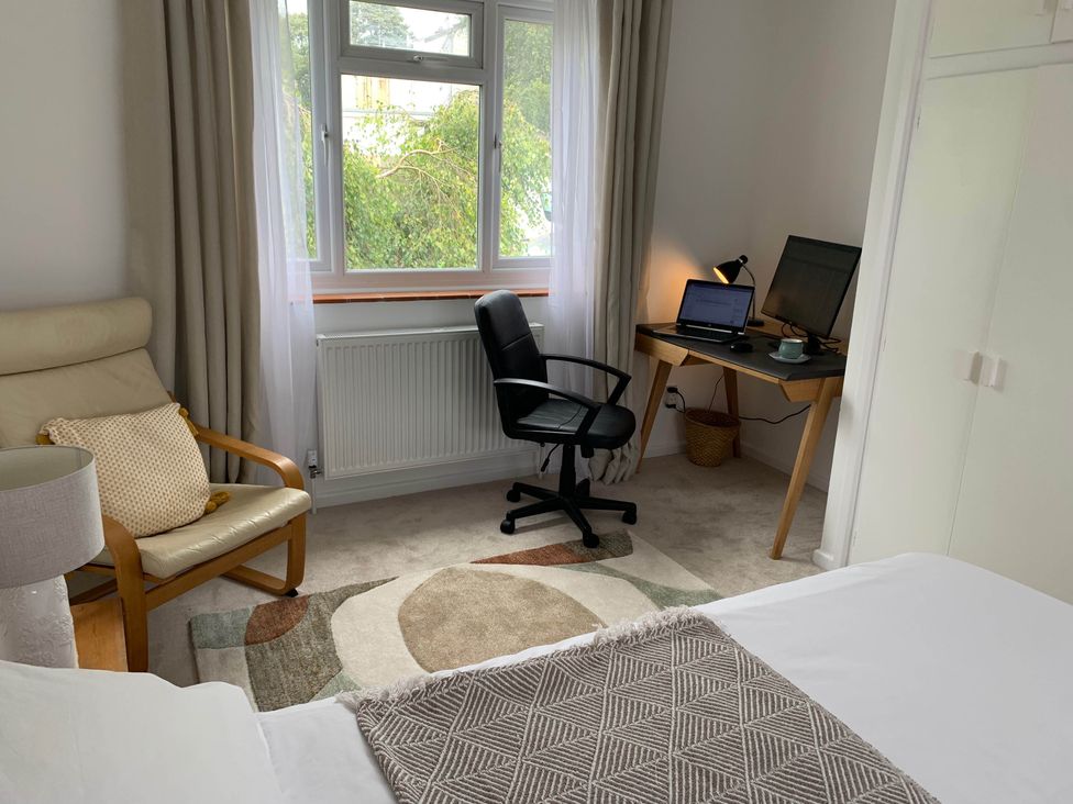 A bedroom with a desk and chair at 2 Bed Sleeps 4 Parking Pets 10 min walk to Beach Falmouth