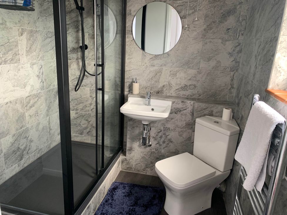A bathroom with a shower, sink, and toilet at 2 Bed Sleeps 4 Parking Pets 10 min walk to Beach Falmouth