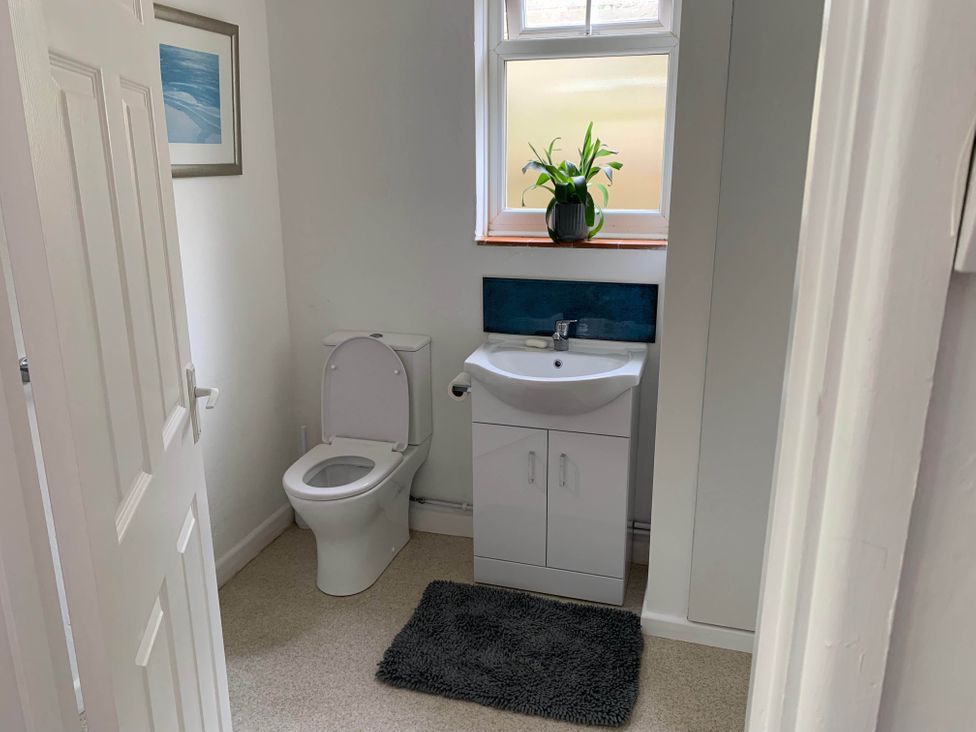 A bathroom with a toilet and sink at 2 Bed Sleeps 4 Parking Pets 10 min walk to Beach in Falmouth