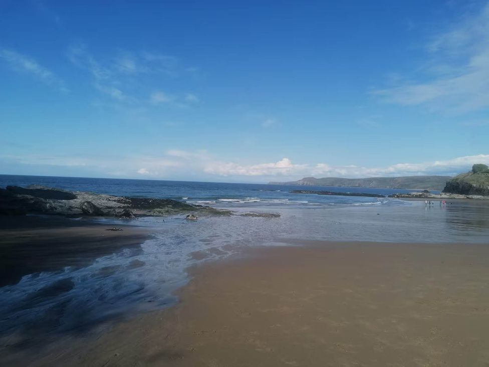 A beach with sand and ocean waves at Aberporth 2 Bed Cottage Sleeps 4 Pet Friendly Parcllyn near Aberporth