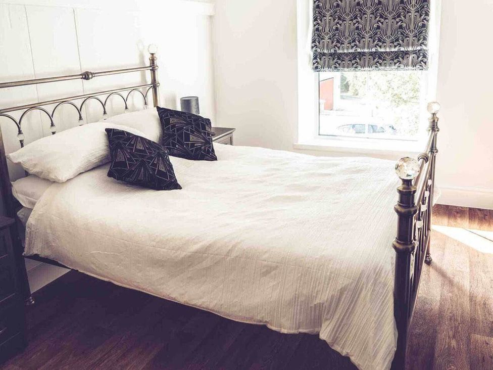 A bedroom with a bed and pillows at 3Bed Cottage Plymouth Dog friendly Sleeps7 in Plymouth